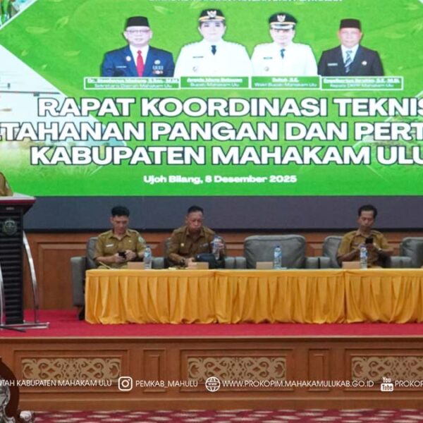 Cover Berita KETAPANG Ujoh Bilang – Mewakili Bupati Mahakam Ulu (Mahulu), Angela Idang Belawan, Asisten Bidang Pemerintahan dan Kesejahteraan Rakyat (Asisten I), drg. Agustinus Teguh Santoso, M. Adm., Kes., membuka secara resmi Rapat Koordinasi Teknis Ketahanan Pangan dan Pertanian Kabupaten Mahakam Ulu Tahun 2025, yang berlangsung di Ballroom Lantai III Kantor Bupati Mahulu, Senin (08/12/2025) pagi.