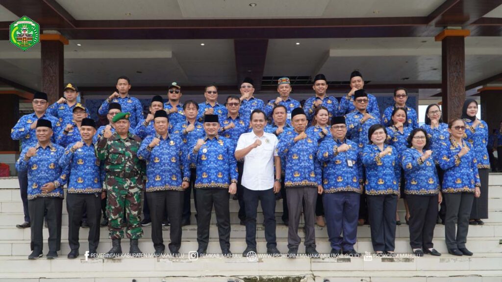 Cover Berita1 (1) Ujoh Bilang – Wakil Bupati (Wabup) Mahakam Ulu (Mahulu) Suhuk, S.E., memimpin Upacara Peringatan Hari Ulang Tahun (HUT) Korps Pegawai Republik Indonesia (KORPRI) ke-54 Tahun 2025, yang berlangsung khidmat di Alun-alun Ujoh Bilang, Senin (1/12/2025) pagi.