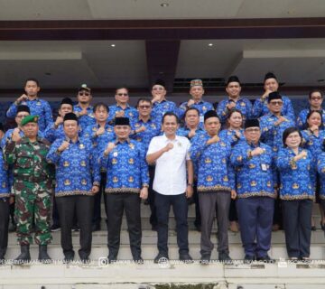 Ujoh Bilang – Wakil Bupati (Wabup) Mahakam Ulu (Mahulu) Suhuk, S.E., memimpin Upacara Peringatan Hari Ulang Tahun (HUT) Korps Pegawai Republik Indonesia (KORPRI) ke-54 Tahun 2025, yang berlangsung khidmat di Alun-alun Ujoh Bilang, Senin (1/12/2025) pagi.