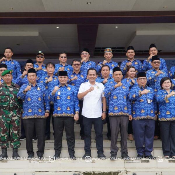 Cover Berita1 (1) Ujoh Bilang – Wakil Bupati (Wabup) Mahakam Ulu (Mahulu) Suhuk, S.E., memimpin Upacara Peringatan Hari Ulang Tahun (HUT) Korps Pegawai Republik Indonesia (KORPRI) ke-54 Tahun 2025, yang berlangsung khidmat di Alun-alun Ujoh Bilang, Senin (1/12/2025) pagi.