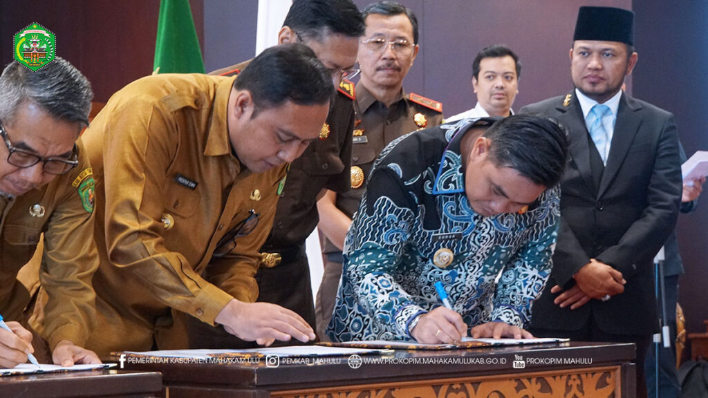 Samarinda — Pemerintah Kabupaten (Pemkab) Mahakam Ulu (Mahulu) dalam hal ini, Wakil Bupati Mahulu (Wabup), Suhuk, S.E., menghadiri kegiatan Penandatanganan Kerja Sama antara Kejaksaan Tinggi Kalimantan Timur (Kaltim) dengan Pemerintah Provinsi Kaltim serta Kejaksaan Negeri Kabupaten/Kota se-Kaltim dan Pemerintah Kabupaten/Kota se-Kaltim.
