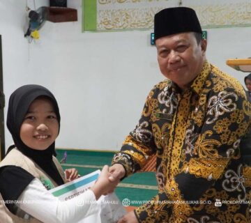 Ujoh Bilang – Pemerintah Kabupaten (Pemkab) Mahakam Ulu (Mahulu) secara resmi menutup rangkaian Seleksi Tilawatil Qur’an (STQ) tingkat Kabupaten Tahun 2025. Penutupan dilakukan oleh Bupati Mahulu, Angela Idang Belawan yang diwakili, Asisten Bidang Pemerintahan dan Kesejahteraan Rakyat (Asisten I), drg. Agustinus Teguh Santoso, M.Adm., Kes., bertempat di Masjid Baitul Muttaqin, Ujoh Bilang, Selasa (09/12/2025) malam.
