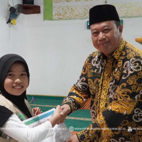 Ujoh Bilang – Pemerintah Kabupaten (Pemkab) Mahakam Ulu (Mahulu) secara resmi menutup rangkaian Seleksi Tilawatil Qur’an (STQ) tingkat Kabupaten Tahun 2025. Penutupan dilakukan oleh Bupati Mahulu, Angela Idang Belawan yang diwakili, Asisten Bidang Pemerintahan dan Kesejahteraan Rakyat (Asisten I), drg. Agustinus Teguh Santoso, M.Adm., Kes., bertempat di Masjid Baitul Muttaqin, Ujoh Bilang, Selasa (09/12/2025) malam.