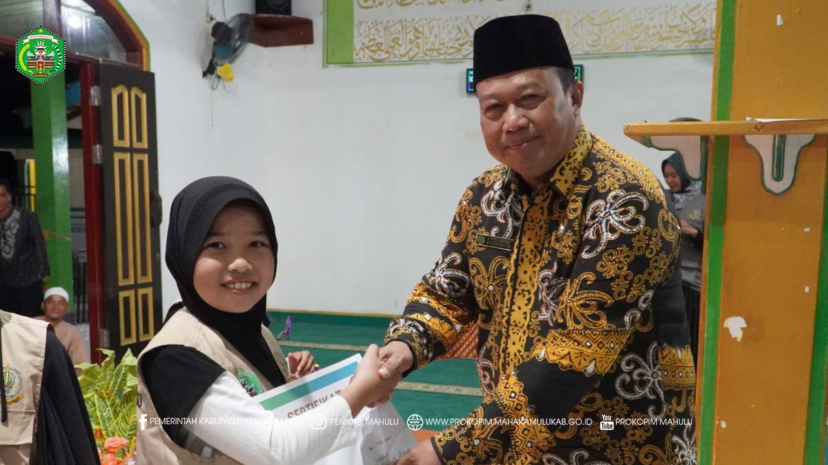 Ujoh Bilang – Pemerintah Kabupaten (Pemkab) Mahakam Ulu (Mahulu) secara resmi menutup rangkaian Seleksi Tilawatil Qur’an (STQ) tingkat Kabupaten Tahun 2025. Penutupan dilakukan oleh Bupati Mahulu, Angela Idang Belawan yang diwakili, Asisten Bidang Pemerintahan dan Kesejahteraan Rakyat (Asisten I), drg. Agustinus Teguh Santoso, M.Adm., Kes., bertempat di Masjid Baitul Muttaqin, Ujoh Bilang, Selasa (09/12/2025) malam.