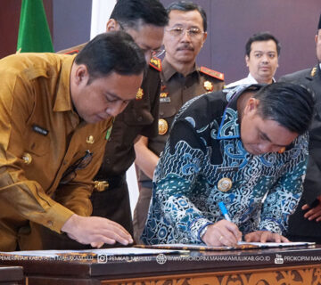 Samarinda — Pemerintah Kabupaten (Pemkab) Mahakam Ulu (Mahulu) dalam hal ini, Wakil Bupati Mahulu (Wabup), Suhuk, S.E., menghadiri kegiatan Penandatanganan Kerja Sama antara Kejaksaan Tinggi Kalimantan Timur (Kaltim) dengan Pemerintah Provinsi Kaltim serta Kejaksaan Negeri Kabupaten/Kota se-Kaltim dan Pemerintah Kabupaten/Kota se-Kaltim.