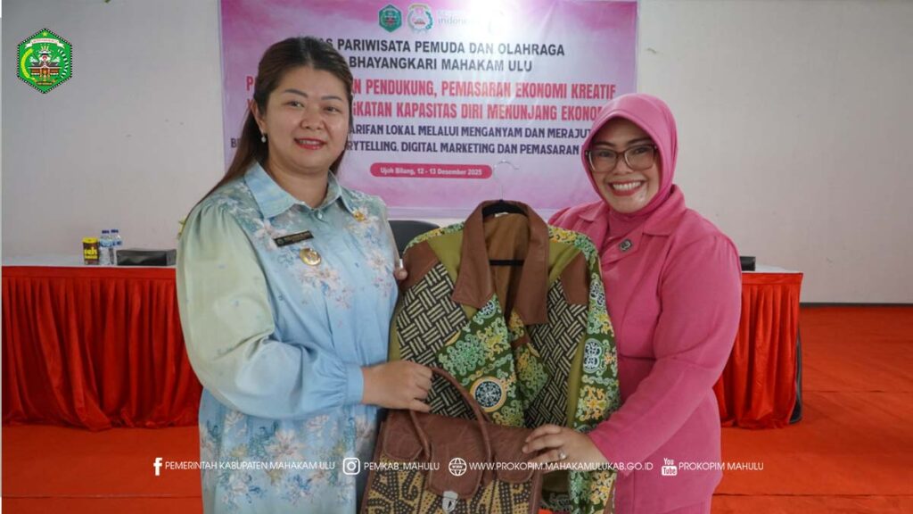 GERGTDRG Ujoh Bilang – Bupati Mahakam Ulu (Mahulu), Angela Idang Belawan menghadiri sekaligus membuka Lokakarya Peningkatan Kapasitas Diri Menunjang Ekonomi, yang mengusung tema Penerapan Kearifan Lokal Melalui Menganyam dan Merajut, Branding Melalui Storytelling, Workshop Digital Marketing dan Pemasaran Produk. Kegiatan ini berlangsung di Balai Pertemuan Umum (BPU) Ujoh Bilang, Jumat (12/12/2025) pagi.