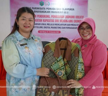 Ujoh Bilang – Bupati Mahakam Ulu (Mahulu), Angela Idang Belawan menghadiri sekaligus membuka Lokakarya Peningkatan Kapasitas Diri Menunjang Ekonomi, yang mengusung tema Penerapan Kearifan Lokal Melalui Menganyam dan Merajut, Branding Melalui Storytelling, Workshop Digital Marketing dan Pemasaran Produk. Kegiatan ini berlangsung di Balai Pertemuan Umum (BPU) Ujoh Bilang, Jumat (12/12/2025) pagi.
