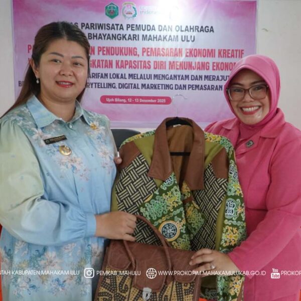 Ujoh Bilang – Bupati Mahakam Ulu (Mahulu), Angela Idang Belawan menghadiri sekaligus membuka Lokakarya Peningkatan Kapasitas Diri Menunjang Ekonomi, yang mengusung tema Penerapan Kearifan Lokal Melalui Menganyam dan Merajut, Branding Melalui Storytelling, Workshop Digital Marketing dan Pemasaran Produk. Kegiatan ini berlangsung di Balai Pertemuan Umum (BPU) Ujoh Bilang, Jumat (12/12/2025) pagi.