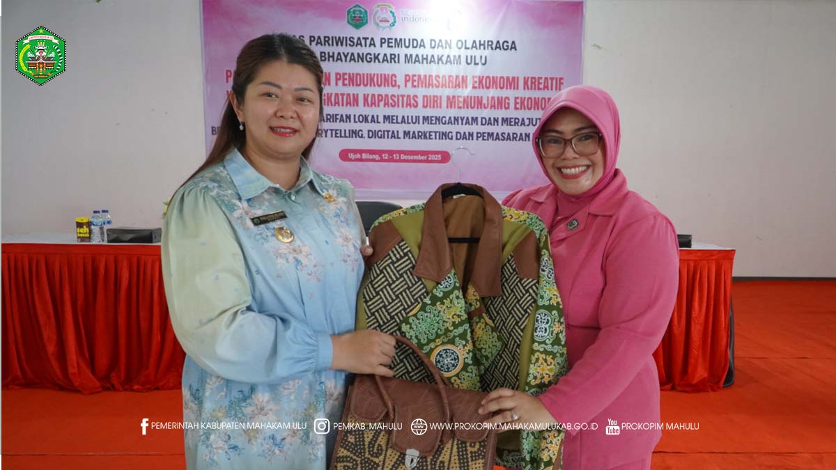 Ujoh Bilang – Bupati Mahakam Ulu (Mahulu), Angela Idang Belawan menghadiri sekaligus membuka Lokakarya Peningkatan Kapasitas Diri Menunjang Ekonomi, yang mengusung tema Penerapan Kearifan Lokal Melalui Menganyam dan Merajut, Branding Melalui Storytelling, Workshop Digital Marketing dan Pemasaran Produk. Kegiatan ini berlangsung di Balai Pertemuan Umum (BPU) Ujoh Bilang, Jumat (12/12/2025) pagi.