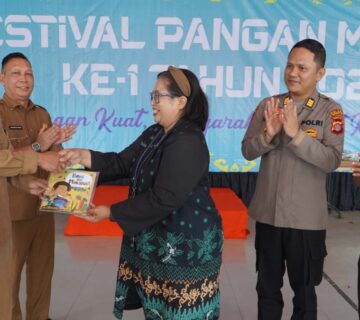 Ujoh Bilang – Bupati Mahakam Ulu (Mahulu), Angela Idang Belawan, yang diwakili oleh Asisten Bidang Pemerintahan dan Kesejahteraan Rakyat (Asisten I), drg. Agustinus Teguh Santoso, M.Adm., Kes., membuka secara resmi Festival Pangan Mahulu ke-1 Tahun 2025, yang berlangsung meriah di Tribun Alun-alun Ujoh Bilang, Selasa (09/12/2025) pagi.