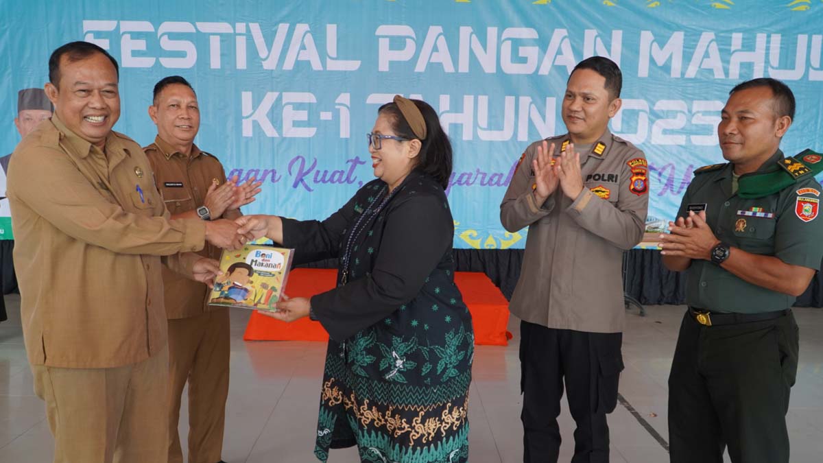 Ujoh Bilang – Bupati Mahakam Ulu (Mahulu), Angela Idang Belawan, yang diwakili oleh Asisten Bidang Pemerintahan dan Kesejahteraan Rakyat (Asisten I), drg. Agustinus Teguh Santoso, M.Adm., Kes., membuka secara resmi Festival Pangan Mahulu ke-1 Tahun 2025, yang berlangsung meriah di Tribun Alun-alun Ujoh Bilang, Selasa (09/12/2025) pagi.