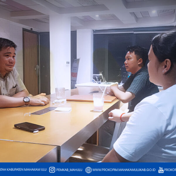 Samarinda — Wakil Bupati (Wabup) Mahakam Ulu (Mahulu), Suhuk, S.E., menunjukkan kepedulian dan sikap responsif Pemerintah Kabupaten Mahulu terhadap isu yang berkembang di media sosial terkait nominal beasiswa mahasiswa tahun 2025 yang dinilai menurun dibandingkan tahun-tahun sebelumnya. Pemerintah daerah memastikan setiap aspirasi mahasiswa ditanggapi secara serius, proporsional, dan bertanggung jawab.