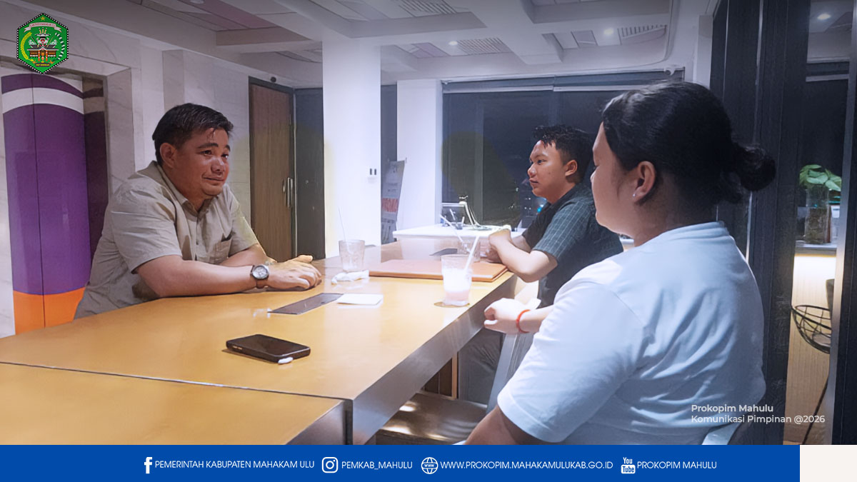 Samarinda — Wakil Bupati (Wabup) Mahakam Ulu (Mahulu), Suhuk, S.E., menunjukkan kepedulian dan sikap responsif Pemerintah Kabupaten Mahulu terhadap isu yang berkembang di media sosial terkait nominal beasiswa mahasiswa tahun 2025 yang dinilai menurun dibandingkan tahun-tahun sebelumnya. Pemerintah daerah memastikan setiap aspirasi mahasiswa ditanggapi secara serius, proporsional, dan bertanggung jawab.