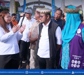 Ujoh Bilang – Bupati Mahakam Ulu (Mahulu), Angela Idang Belawan, didampingi Wakil Bupati Mahulu Suhuk, S.E., bersama Gubernur Kalimantan Timur (Kaltim) Dr. H. Rudy Mas’ud, S.E., M.E., melakukan kunjungan kerja Pemerintah Provinsi Kaltim ke Kabupaten Mahulu, Rabu (07/01/2026). Salah satu agenda utama kunjungan tersebut adalah meninjau progres pembangunan Bandara Ujoh Bilang sebagai proyek strategis daerah.