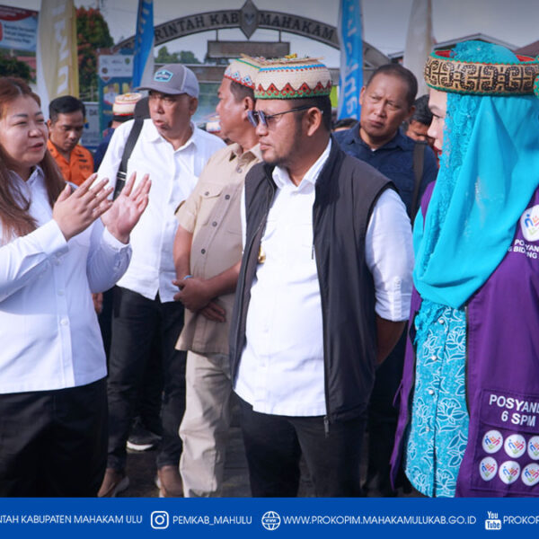 Ujoh Bilang – Bupati Mahakam Ulu (Mahulu), Angela Idang Belawan, didampingi Wakil Bupati Mahulu Suhuk, S.E., bersama Gubernur Kalimantan Timur (Kaltim) Dr. H. Rudy Mas’ud, S.E., M.E., melakukan kunjungan kerja Pemerintah Provinsi Kaltim ke Kabupaten Mahulu, Rabu (07/01/2026). Salah satu agenda utama kunjungan tersebut adalah meninjau progres pembangunan Bandara Ujoh Bilang sebagai proyek strategis daerah.