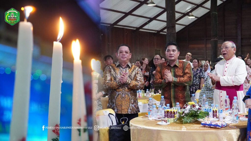 Ujoh Bilang – Mewakili Bupati Mahakam Ulu (Mahulu), Angela Idang Belawan, Wakil Bupati (Wabup) Mahulu, Suhuk, S.E., menyampaikan sambutan pada Perayaan Natal Oikumene 2026 Kabupaten Mahakam Ulu yang berlangsung di Balai Adat Ujoh Bilang, Selasa (13/01/2026).