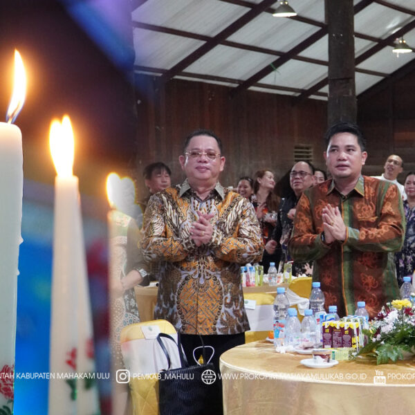 Cover BeritaBTL Ujoh Bilang – Mewakili Bupati Mahakam Ulu (Mahulu), Angela Idang Belawan, Wakil Bupati (Wabup) Mahulu, Suhuk, S.E., menyampaikan sambutan pada Perayaan Natal Oikumene 2026 Kabupaten Mahakam Ulu yang berlangsung di Balai Adat Ujoh Bilang, Selasa (13/01/2026).