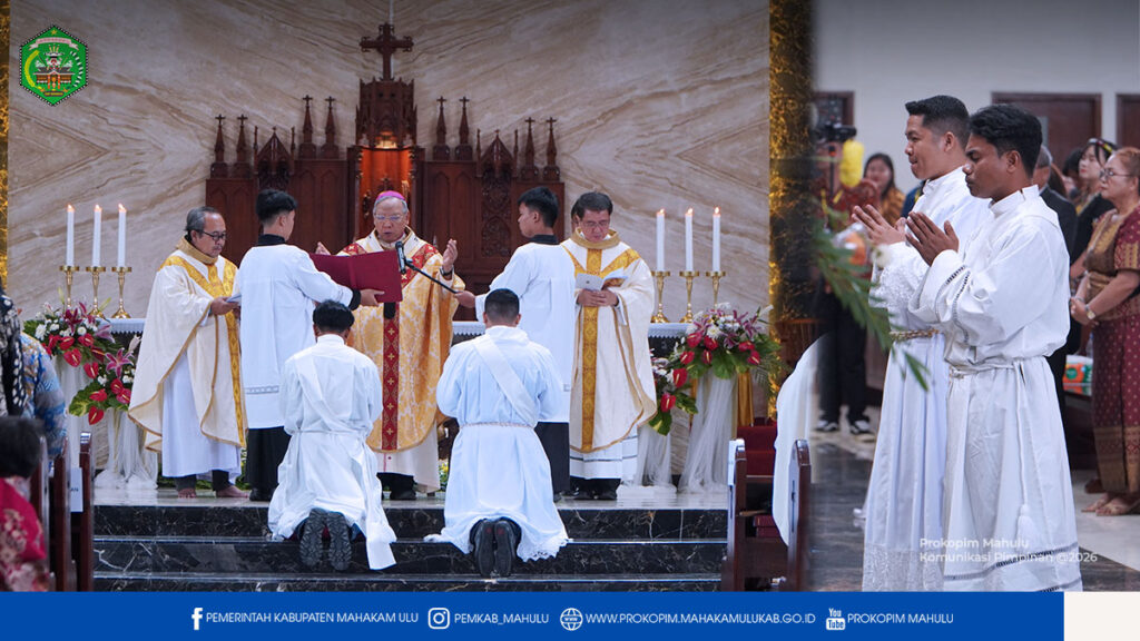 Ujoh Bilang – Bupati Mahakam Ulu (Mahulu), Angela Idang Belawan yang dalam kesempatan ini diwakili Sekretaris Daerah Mahulu, Dr. Stephanus Madang,S.Sos., M.M., menghadiri sekaligus menyampaikan sambutan pada Acara Tahbisan Imamat Diakon Agustino Jekson Lodan dan Diakon Yovinus Andinata, yang dilangsungkan di Gereja Santo Bonifasius Ujoh Bilang. Rabu (04/02/25)