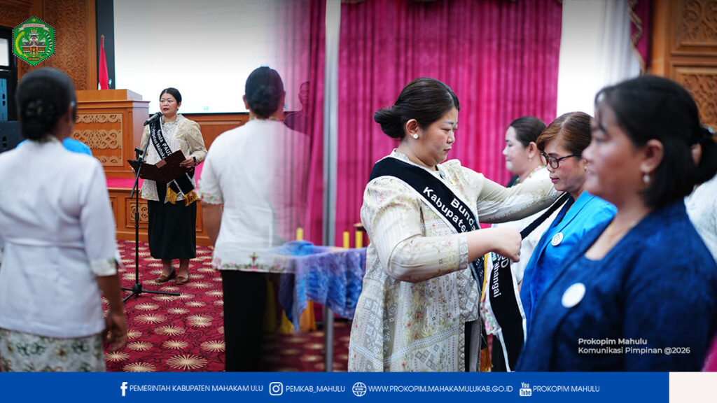 Ujoh bilang - Bupati Mahakam Ulu (Mahulu), Angela Idang Belawan selaku Bunda PAUD Kabupaten Mahulu melantik dan mengukuhkan sebanyak 55 Bunda PAUD tingkat Kecamatan dan Kampung yang berlangsung di Ballroom Kantor Bupati Lt. 3. Senin (09/02/26)