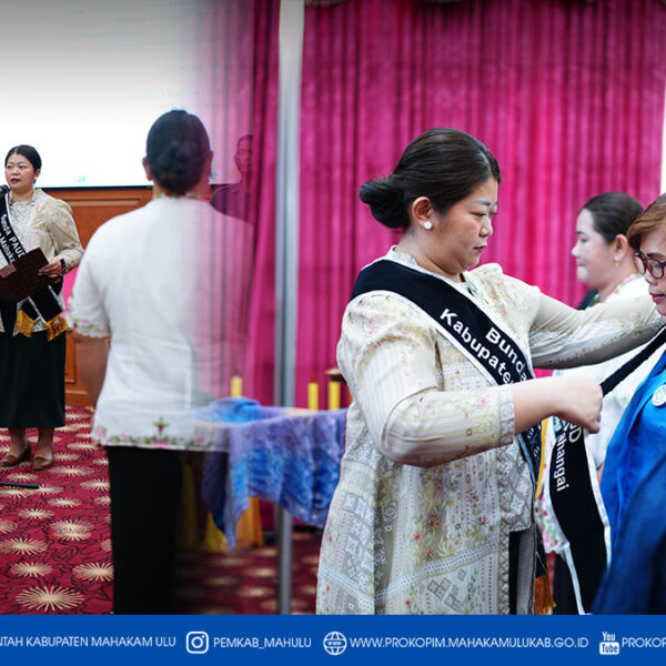 Ujoh bilang - Bupati Mahakam Ulu (Mahulu), Angela Idang Belawan selaku Bunda PAUD Kabupaten Mahulu melantik dan mengukuhkan sebanyak 55 Bunda PAUD tingkat Kecamatan dan Kampung yang berlangsung di Ballroom Kantor Bupati Lt. 3. Senin (09/02/26)