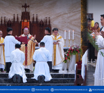 Ujoh Bilang – Bupati Mahakam Ulu (Mahulu), Angela Idang Belawan yang dalam kesempatan ini diwakili Sekretaris Daerah Mahulu, Dr. Stephanus Madang,S.Sos., M.M., menghadiri sekaligus menyampaikan sambutan pada Acara Tahbisan Imamat Diakon Agustino Jekson Lodan dan Diakon Yovinus Andinata, yang dilangsungkan di Gereja Santo Bonifasius Ujoh Bilang. Rabu (04/02/25)