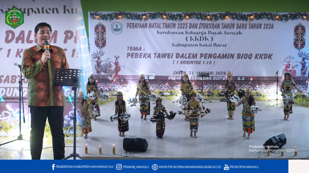 Sendawar – Bupati Mahakam Ulu (Mahulu), Angela Idang Belawan melalui Wakil Bupati (Wabup) Mahulu, Suhuk, S.E., bersama istri, menghadiri Perayaan Natal Tahun 2025 dan Syukuran Tahun Baru 2026 yang diselenggarakan oleh Kerukunan Keluarga Dayak Kenyah (KKDK) Kabupaten Kutai Barat. Kegiatan berlangsung khidmat dan semarak dengan penampilan tarian khas Dayak Kenyah, bertempat di Gedung Serbaguna Disparpora Kutai Barat, Sabtu (31/01/2026) malam.