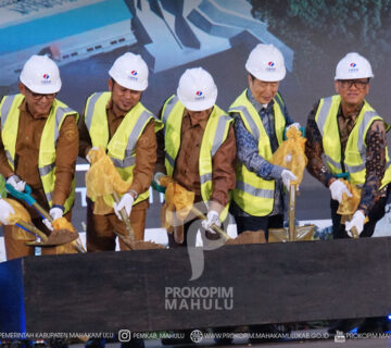 Samarinda – Kabupaten Mahakam Ulu (Mahulu) mencatatkan tonggak sejarah besar. Proyek Pembangkit Listrik Tenaga Air (PLTA) Batoq Kelo di Kecamatan Long Bagun dengan kapasitas 300 megawatt dengan nilai investasi mencapai Rp13 Triliun resmi dimulai melalui prosesi Groundbreaking Ceremony PLTA Batoq Kelo dan Access Road Kaltara yang ditandai dengan peletakan batu pertama.