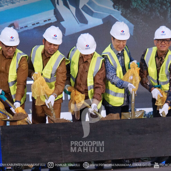 Cover Berita Edit 2026 Samarinda – Kabupaten Mahakam Ulu (Mahulu) mencatatkan tonggak sejarah besar. Proyek Pembangkit Listrik Tenaga Air (PLTA) Batoq Kelo di Kecamatan Long Bagun dengan kapasitas 300 megawatt dengan nilai investasi mencapai Rp13 Triliun resmi dimulai melalui prosesi Groundbreaking Ceremony PLTA Batoq Kelo dan Access Road Kaltara yang ditandai dengan peletakan batu pertama.