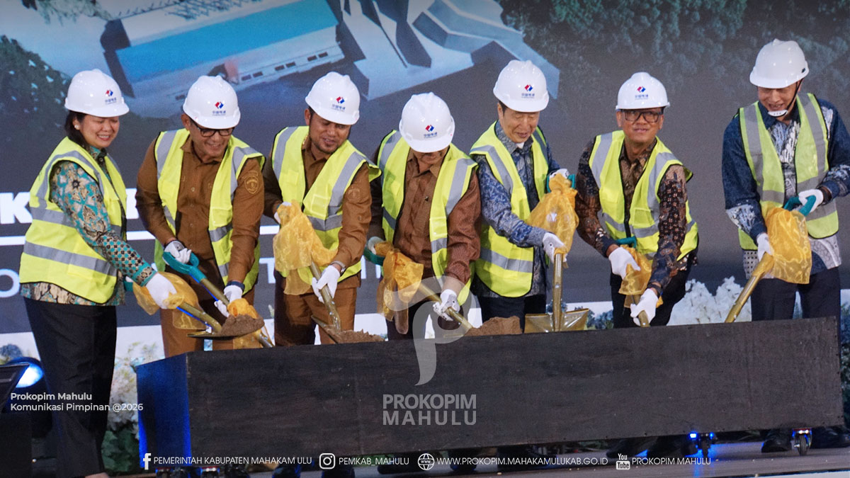 Samarinda – Kabupaten Mahakam Ulu (Mahulu) mencatatkan tonggak sejarah besar. Proyek Pembangkit Listrik Tenaga Air (PLTA) Batoq Kelo di Kecamatan Long Bagun dengan kapasitas 300 megawatt dengan nilai investasi mencapai Rp13 Triliun resmi dimulai melalui prosesi Groundbreaking Ceremony PLTA Batoq Kelo dan Access Road Kaltara yang ditandai dengan peletakan batu pertama.