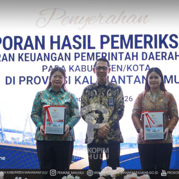 Cover Berita Edit 2026 Samarinda – Pemerintah Kabupaten (Pemkab) Mahakam Ulu (Mahulu) kembali menegaskan komitmennya dalam tata kelola keuangan yang transparan dan akuntabel dengan meraih opini Wajar Tanpa Pengecualian (WTP) dari Badan Pemeriksa Keuangan (BPK) RI. Capaian ini menjadi bukti nyata konsistensi pemerintah daerah dalam menjaga kualitas pengelolaan keuangan publik.