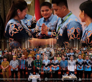 Balikpapan – Bupati Mahakam Ulu (Mahulu), Angela Idang Belawan didampingi Wakil Bupati Mahulu, Suhuk, S.E., secara resmi membuka Workshop Manajemen Keprotokolan dan Agenda Setting Pimpinan Kabupaten Mahulu Tahun 2026 yang diselenggarakan di Ballroom Grand Tjokro Balikpapan, Selasa (23/06/2026).