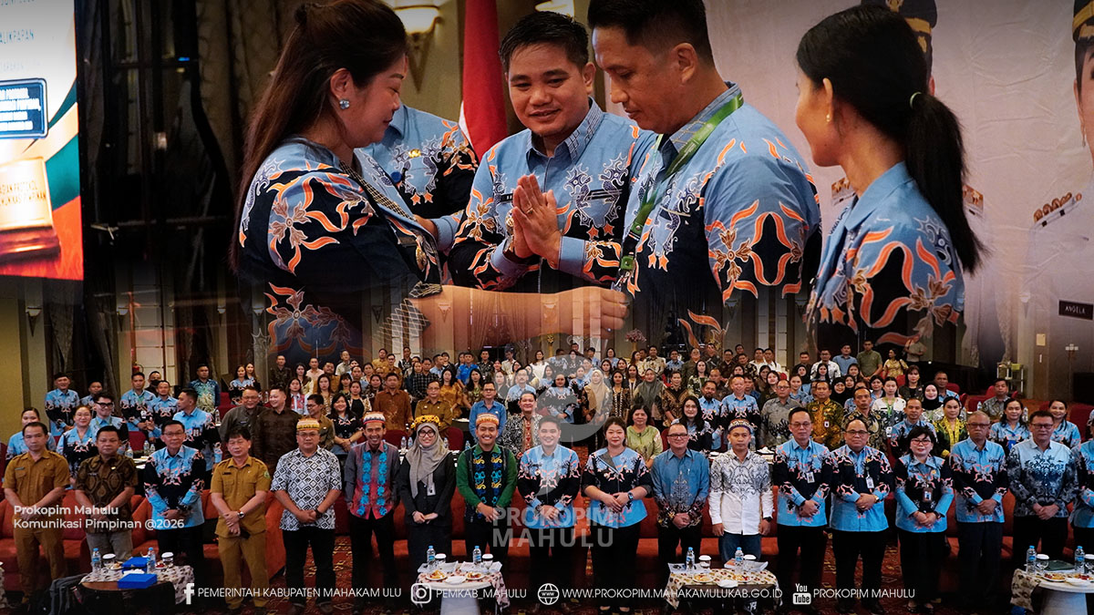 Balikpapan – Bupati Mahakam Ulu (Mahulu), Angela Idang Belawan didampingi Wakil Bupati Mahulu, Suhuk, S.E., secara resmi membuka Workshop Manajemen Keprotokolan dan Agenda Setting Pimpinan Kabupaten Mahulu Tahun 2026 yang diselenggarakan di Ballroom Grand Tjokro Balikpapan, Selasa (23/06/2026).