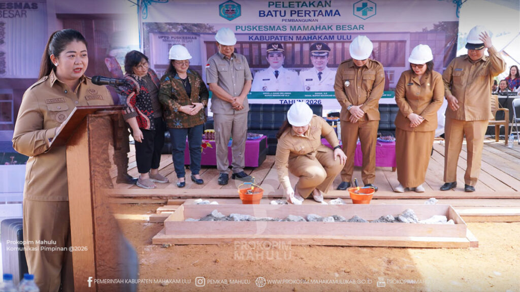 Ujoh Bilang – Bupati Mahakam Ulu (Mahulu), Angela Idang Belawan, didampingi Wakil Bupati Mahulu, Suhuk, S.E., melaksanakan peletakan batu pertama pembangunan Puskesmas Mamahak Besar Tahun 2026 yang berlokasi di Kampung Mamahak Besar, Selasa pagi (30/06/2026).