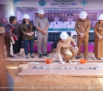 Ujoh Bilang – Bupati Mahakam Ulu (Mahulu), Angela Idang Belawan, didampingi Wakil Bupati Mahulu, Suhuk, S.E., melaksanakan peletakan batu pertama pembangunan Puskesmas Mamahak Besar Tahun 2026 yang berlokasi di Kampung Mamahak Besar, Selasa pagi (30/06/2026).