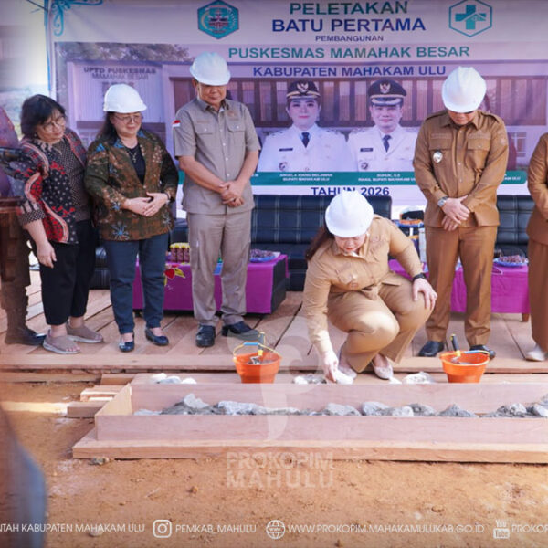 Ujoh Bilang – Bupati Mahakam Ulu (Mahulu), Angela Idang Belawan, didampingi Wakil Bupati Mahulu, Suhuk, S.E., melaksanakan peletakan batu pertama pembangunan Puskesmas Mamahak Besar Tahun 2026 yang berlokasi di Kampung Mamahak Besar, Selasa pagi (30/06/2026).