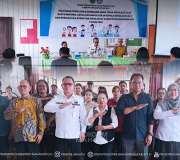 Ujoh Bilang - Bupati Mahakam Ulu (Mahulu), Angela Idang Belawan, yang dalam kesempatan ini diwakili Sekretaris Daerah (Sekda) Kabupaten Mahulu, Dr. Stephanus Madang, S.Sos., M.M., secara resmi membuka kegiatan Pelatihan Operator Anak Tidak Sekolah (ATS) Desa dan Sekolah se-Kabupaten Mahakam Ulu Tahun 2026, yang dilaksanakan di Ujoh Bilang, Rabu (24/6/2026)