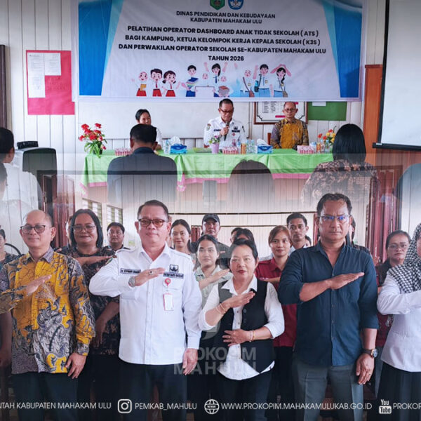 Ujoh Bilang - Bupati Mahakam Ulu (Mahulu), Angela Idang Belawan, yang dalam kesempatan ini diwakili Sekretaris Daerah (Sekda) Kabupaten Mahulu, Dr. Stephanus Madang, S.Sos., M.M., secara resmi membuka kegiatan Pelatihan Operator Anak Tidak Sekolah (ATS) Desa dan Sekolah se-Kabupaten Mahakam Ulu Tahun 2026, yang dilaksanakan di Ujoh Bilang, Rabu (24/6/2026)