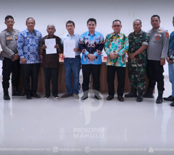 Ujoh Bilang – Pemerintah Kabupaten (Pemkab) Mahakam Ulu (Mahulu), yang diwakili Wakil Bupati Mahulu, Suhuk, S.E., didampingi Sekretaris Daerah Mahulu, Dr. Stephanus Madang, S.Sos., M.M., menyaksikan penandatanganan Nota Kesepahaman (MoU) antara PT Setia Agro Abadi (SAA) dan masyarakat Kampung Tri Pariq Makmur. Kegiatan tersebut berlangsung di Cafetaria Lantai 1 Kantor Bupati Mahulu, Kamis (09/07/2026).