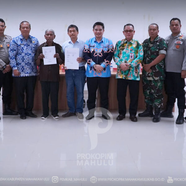 Ujoh Bilang – Pemerintah Kabupaten (Pemkab) Mahakam Ulu (Mahulu), yang diwakili Wakil Bupati Mahulu, Suhuk, S.E., didampingi Sekretaris Daerah Mahulu, Dr. Stephanus Madang, S.Sos., M.M., menyaksikan penandatanganan Nota Kesepahaman (MoU) antara PT Setia Agro Abadi (SAA) dan masyarakat Kampung Tri Pariq Makmur. Kegiatan tersebut berlangsung di Cafetaria Lantai 1 Kantor Bupati Mahulu, Kamis (09/07/2026).