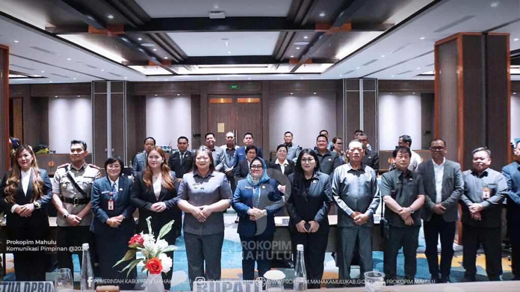 178 Samarinda – Bupati Mahakam Ulu (Mahulu), Angela Idang Belawan menghadiri Rapat Paripurna Dewan Perwakilan Rakyat Daerah (DPRD) Kabupaten Mahulu, yang digelar di Ballroom Hotel Fugo, Samarinda. Jumat (17/07/2026)