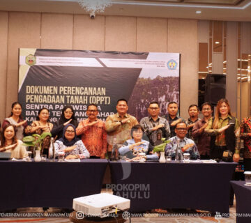 Samarinda – Bupati Mahakam Ulu (Mahulu), Angela Idang Belawan,  dalam hal ini yang diwakili Asisten Bidang Administrasi Umum (Asisten III) Setkab Mahulu, Kristina Tening, S.H., M.Si., secara resmi membuka kegiatan Presentasi Laporan Akhir Penyusunan Dokumen Perencanaan Pengadaan Tanah Tahap II Sentra Pariwisata Batoq Tenevang Tahun 2026, yang dilaksanakan di Hotel Mercure Samarinda. Kamis (23/07/2026)