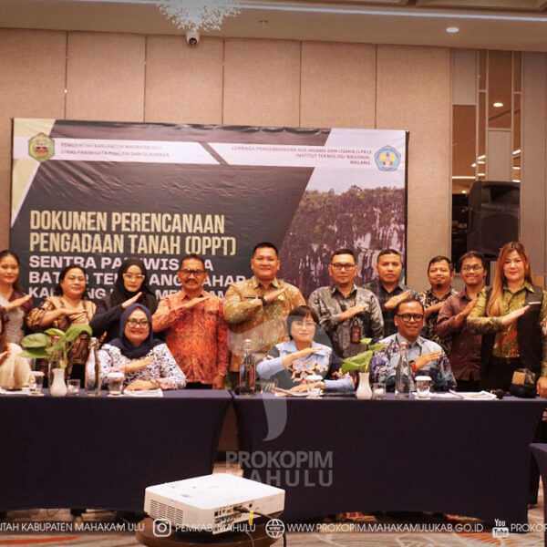 189 Samarinda – Bupati Mahakam Ulu (Mahulu), Angela Idang Belawan, dalam hal ini yang diwakili Asisten Bidang Administrasi Umum (Asisten III) Setkab Mahulu, Kristina Tening, S.H., M.Si., secara resmi membuka kegiatan Presentasi Laporan Akhir Penyusunan Dokumen Perencanaan Pengadaan Tanah Tahap II Sentra Pariwisata Batoq Tenevang Tahun 2026, yang dilaksanakan di Hotel Mercure Samarinda. Kamis (23/07/2026)