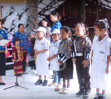 Ujoh Bilang – Bupati Mahakam Ulu (Mahulu), Angela Idang Belawan, memimpin Upacara Peringatan Hari Anak Nasional (HAN) Tahun 2026 Tingkat Kabupaten Mahulu yang berlangsung di Lamin Adat Ujoh Bilang, Kamis (23/07/2026).