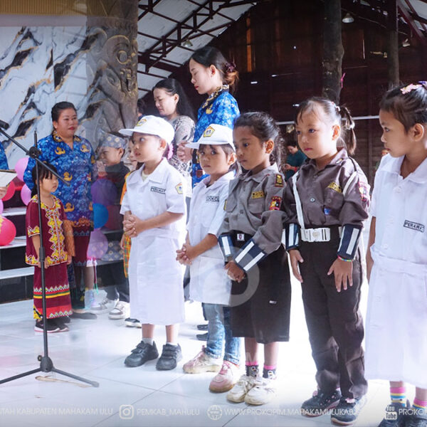 190 Ujoh Bilang – Bupati Mahakam Ulu (Mahulu), Angela Idang Belawan, memimpin Upacara Peringatan Hari Anak Nasional (HAN) Tahun 2026 Tingkat Kabupaten Mahulu yang berlangsung di Lamin Adat Ujoh Bilang, Kamis (23/07/2026).