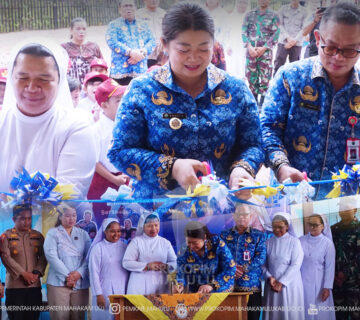 Ujoh Bilang – Bupati Mahakam Ulu (Mahulu), Angela Idang Belawan, meresmikan Sekolah Dasar Katolik (SDK) Santa Miriam Ujoh Bilang, dalam rangkaian kegiatan yang diawali dengan Perayaan Ekaristi dan pemberkatan gedung sekolah oleh RD. Albertus Kurniadi, bertempat di SD Katolik Santa Miriam Ujoh Bilang pada Kamis (23/07/2026).