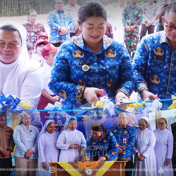 191 Ujoh Bilang – Bupati Mahakam Ulu (Mahulu), Angela Idang Belawan, meresmikan Sekolah Dasar Katolik (SDK) Santa Miriam Ujoh Bilang, dalam rangkaian kegiatan yang diawali dengan Perayaan Ekaristi dan pemberkatan gedung sekolah oleh RD. Albertus Kurniadi, bertempat di SD Katolik Santa Miriam Ujoh Bilang pada Kamis (23/07/2026).