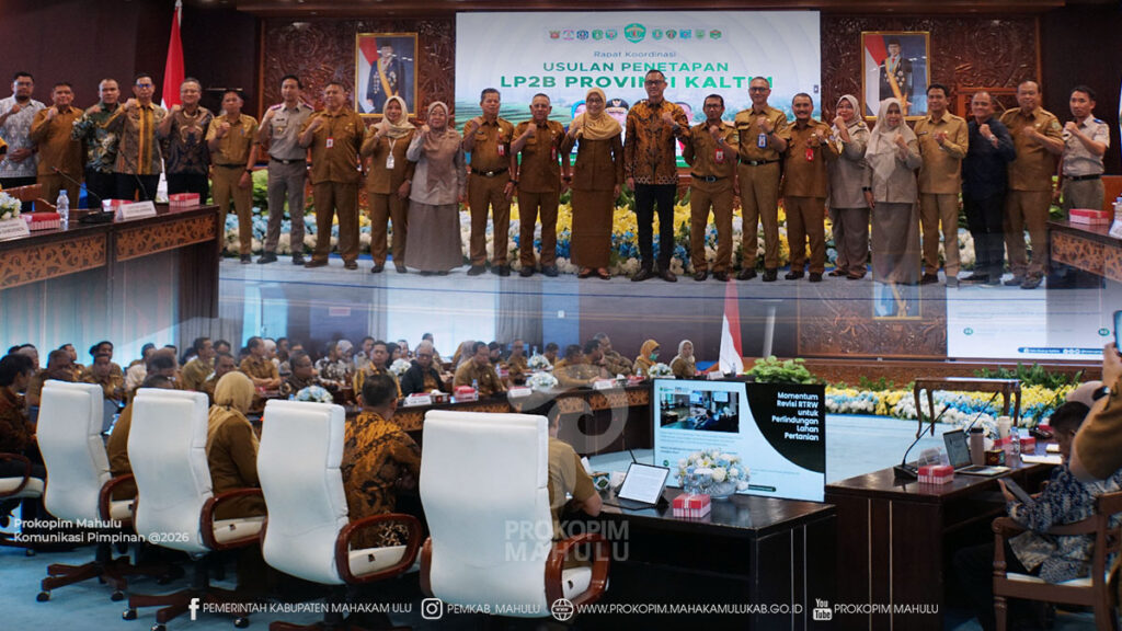 Samarinda — Sekretaris Daerah (Sekda) Kabupaten Mahakam Ulu (Mahulu), Dr. Stephanus Madang, S.Sos., M.M., dalam hal ini diwakili Asisten Bidang Pemerintahan dan Kesejahteraan Rakyat (Asisten I) Mahulu, drg. Agustinus Teguh Santoso, M.Adm., Kes., menghadiri Rapat Koordinasi Usulan Penetapan Lahan Pertanian Pangan Berkelanjutan (LP2B) Provinsi Kalimantan Timur yang digelar di Ruang Ruhui Rahayu, Kantor Gubernur Kalimantan Timur. Samarinda. Senin (28/07/2026)