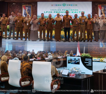 Samarinda — Sekretaris Daerah (Sekda) Kabupaten Mahakam Ulu (Mahulu), Dr. Stephanus Madang, S.Sos., M.M., dalam hal ini diwakili Asisten Bidang Pemerintahan dan Kesejahteraan Rakyat (Asisten I) Mahulu, drg. Agustinus Teguh Santoso, M.Adm., Kes., menghadiri Rapat Koordinasi Usulan Penetapan Lahan Pertanian Pangan Berkelanjutan (LP2B) Provinsi Kalimantan Timur yang digelar di Ruang Ruhui Rahayu, Kantor Gubernur Kalimantan Timur. Samarinda. Senin (28/07/2026)