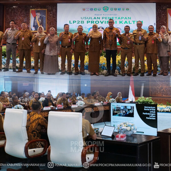Samarinda — Sekretaris Daerah (Sekda) Kabupaten Mahakam Ulu (Mahulu), Dr. Stephanus Madang, S.Sos., M.M., dalam hal ini diwakili Asisten Bidang Pemerintahan dan Kesejahteraan Rakyat (Asisten I) Mahulu, drg. Agustinus Teguh Santoso, M.Adm., Kes., menghadiri Rapat Koordinasi Usulan Penetapan Lahan Pertanian Pangan Berkelanjutan (LP2B) Provinsi Kalimantan Timur yang digelar di Ruang Ruhui Rahayu, Kantor Gubernur Kalimantan Timur. Samarinda. Senin (28/07/2026)