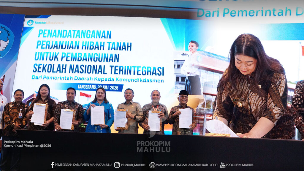 Tangerang – Bupati Mahakam Ulu (Mahulu), Angela Idang Belawan, menghadiri kegiatan Penandatanganan Naskah Perjanjian Hibah Daerah (NPHD) lahan/tanah untuk pembangunan Sekolah Nasional Terintegrasi (SNT) yang diselenggarakan oleh Kementerian Pendidikan Dasar dan Menengah, di Hotel Episode, Gading Serpong, Tangerang. Kamis (30/7/2026)